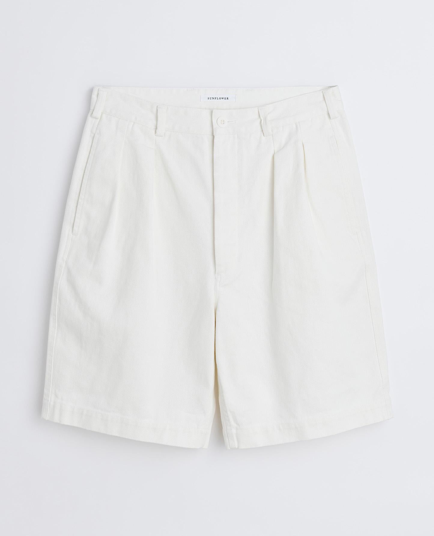 PLEATED SHORTS . WHITE